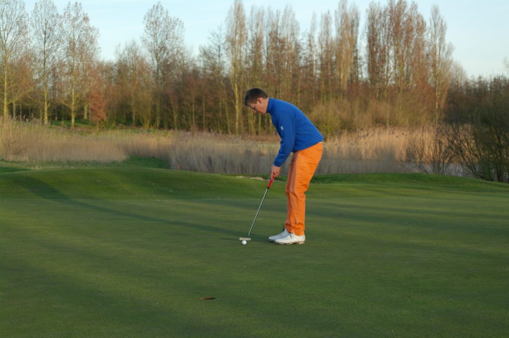 PGA golfprofessional Patrique Baljé tijdens het putten